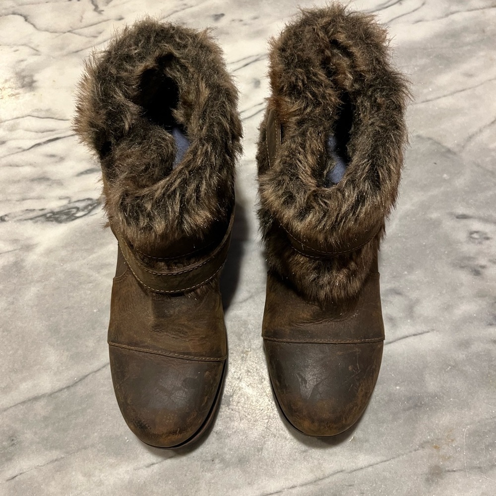 Womens Sorel boots faux fur size 9.5
